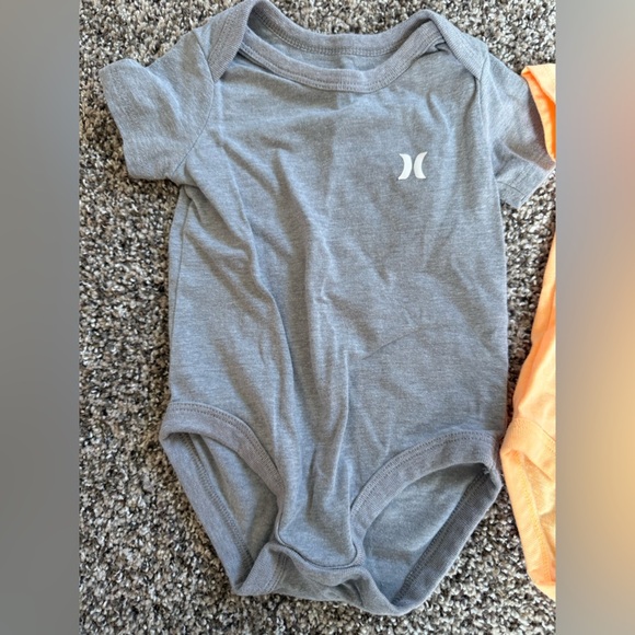 Lot of Hurley Baby Boy Short Sleeve Bodysuit Trio - Gray, Aqua, Peach Size 6mo - Picture 4 of 5